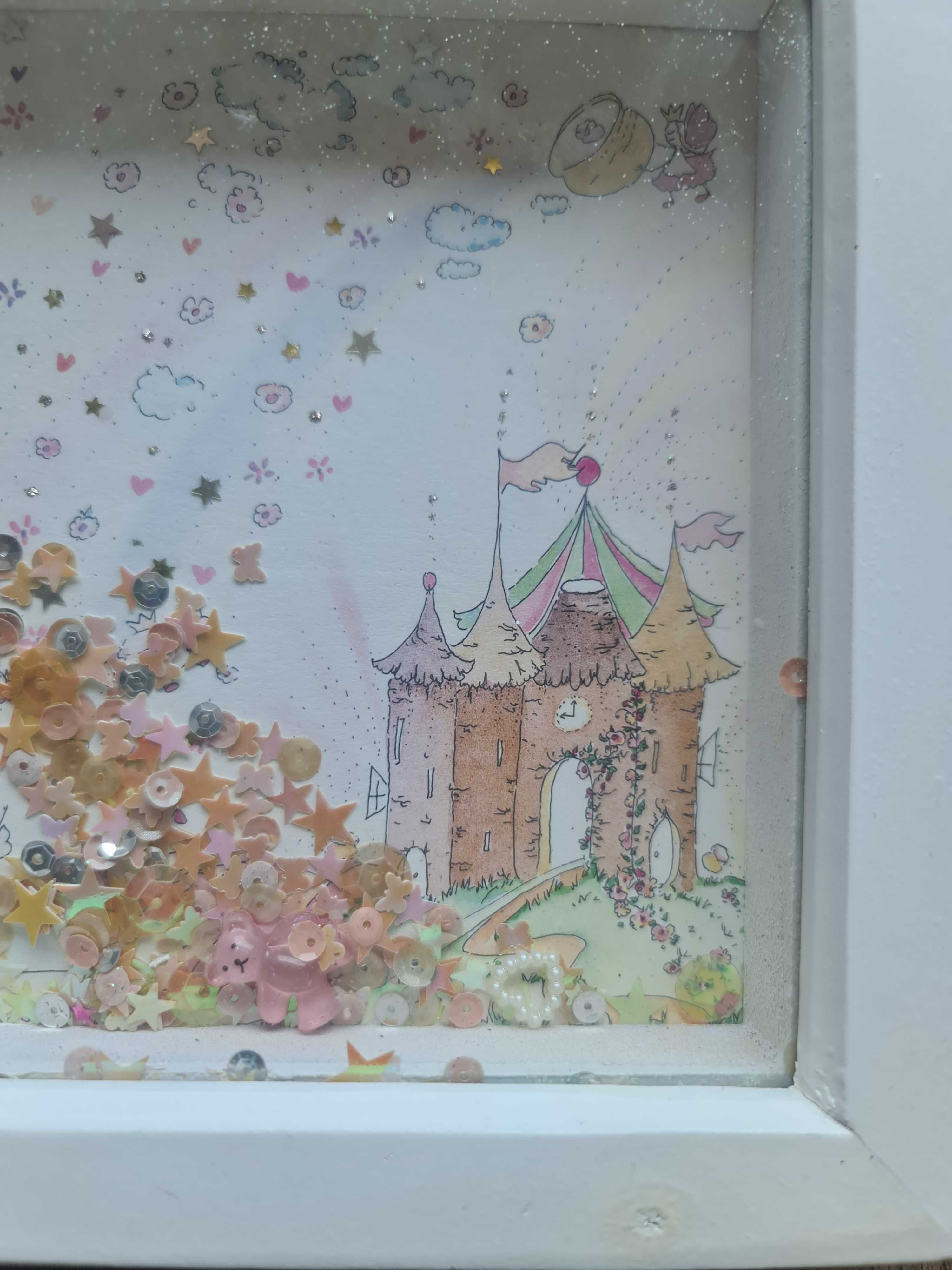 Obrazek w ramce do pokoju dziecięcego z brokatem misiem zamek