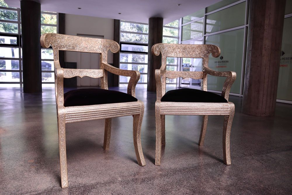 cadeiras prateadas com detalhes florais e veludo preto