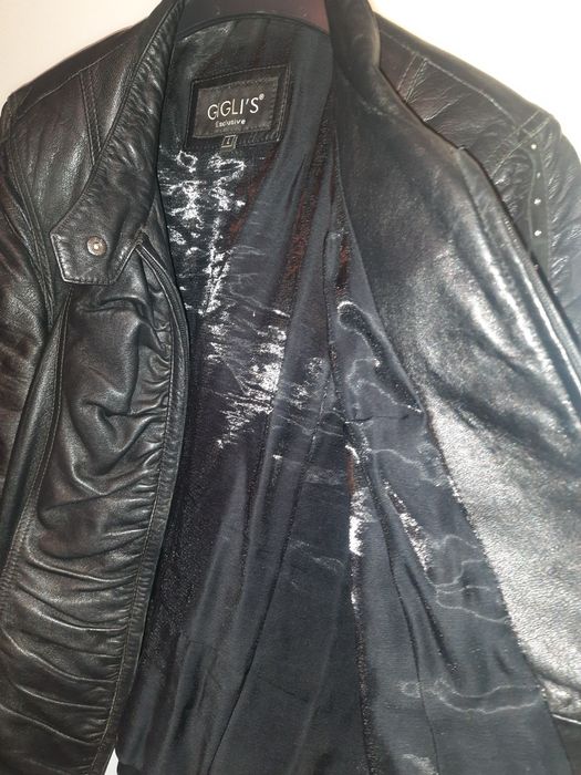 Кожаная курточка со стразами.