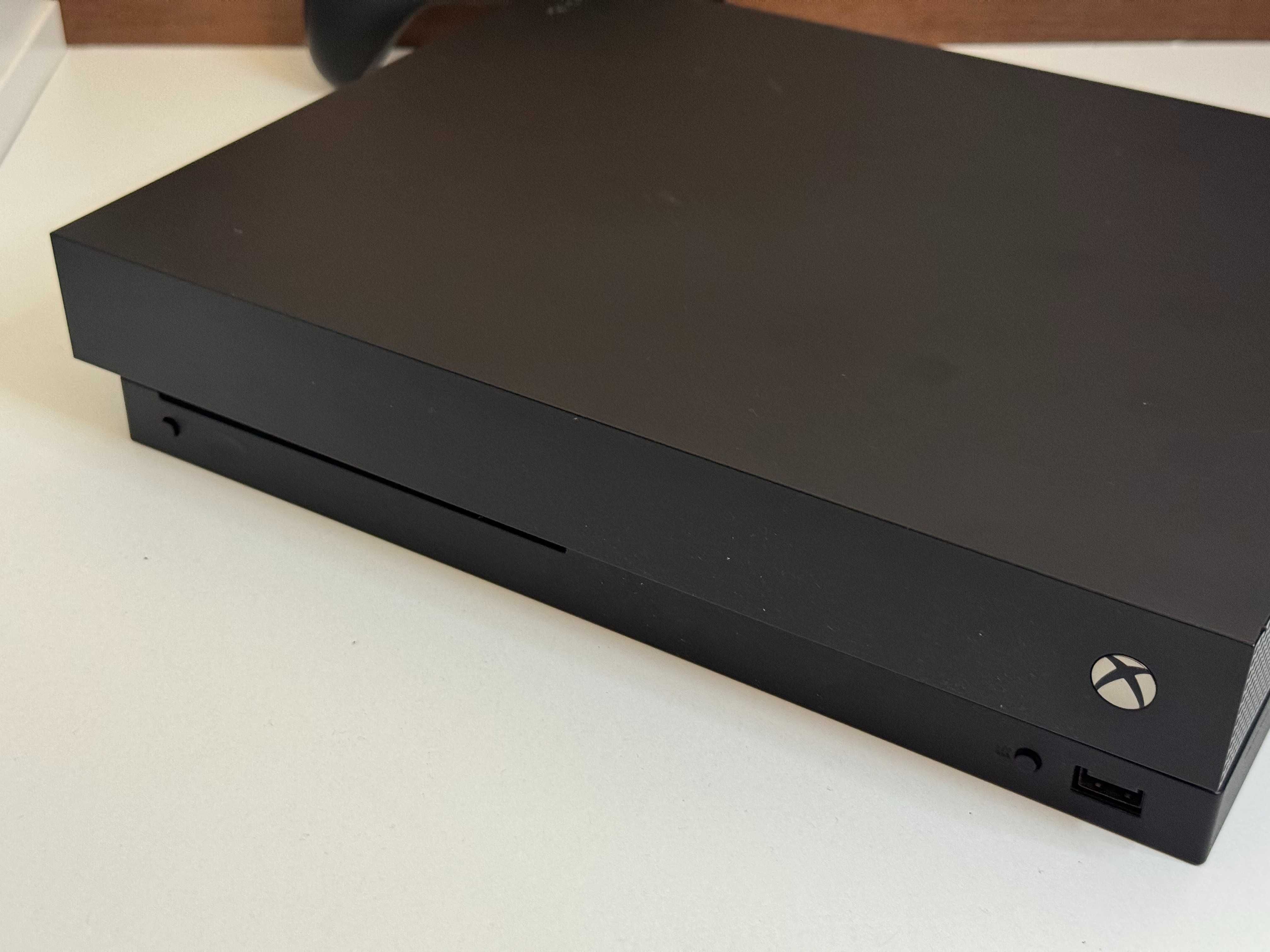 Konsola XBOX ONE X 1TB z Padem Napędem Ładowarką i Akumulatorkami
