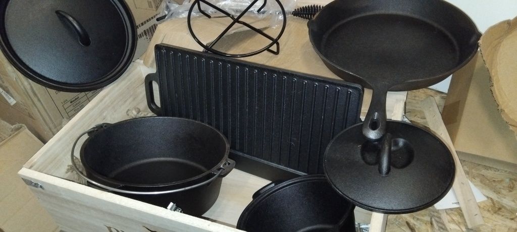 GARNKI ŻELIWNE w skrzyni zestaw NA GRILLA kociołek patelnia garnek 7sz