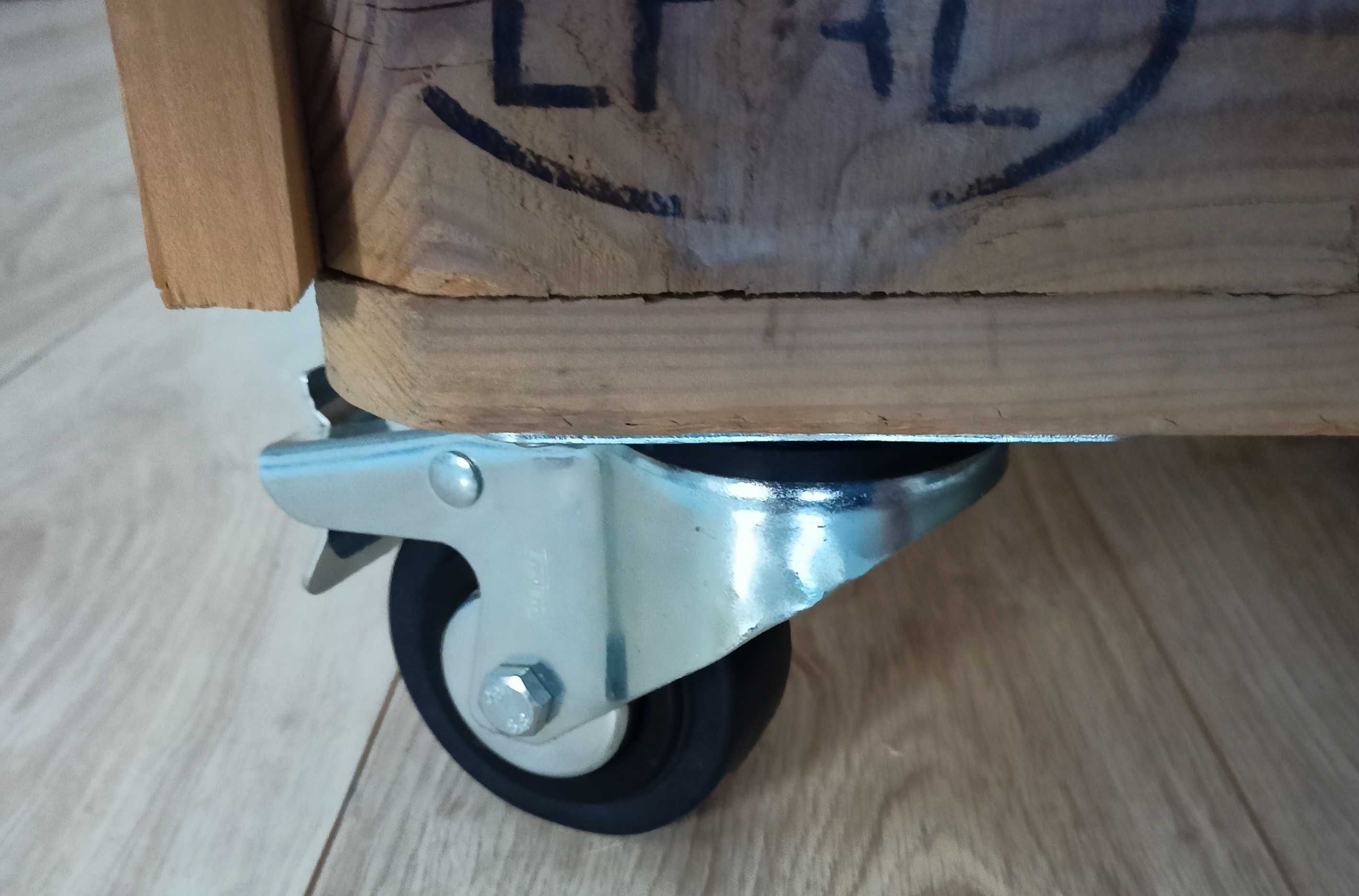 Łóżko z palet na kółkach (własnej roboty)