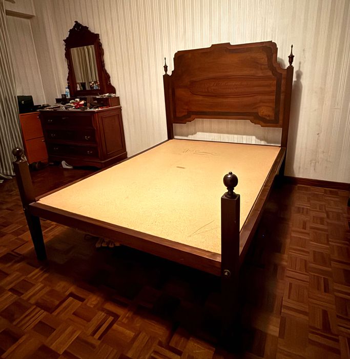 Cama de casal Dona Maria século XX madeira maciça mogno ótima