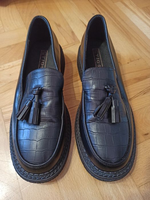 Mokasyny czarne z ozdobnymi chwostami rozmiar 36