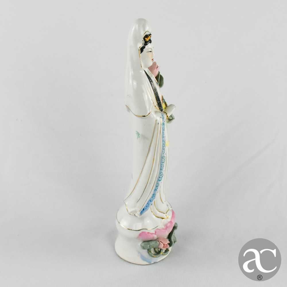 Deusa / Guanyin em Porcelana da China, policromada, com flor de lótus