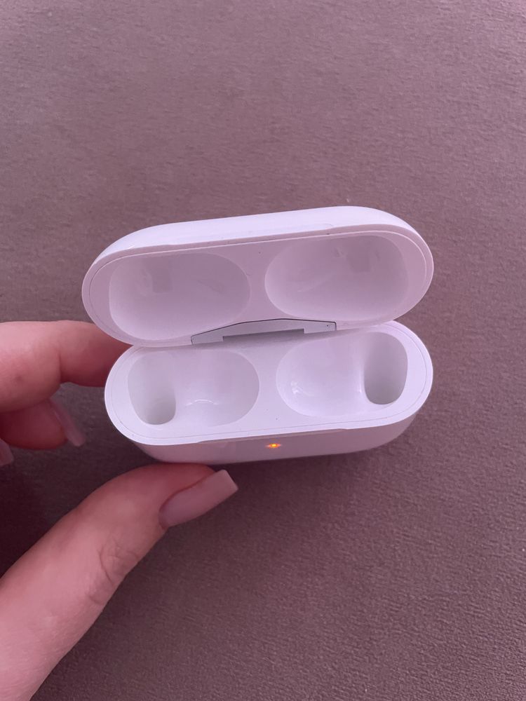 Apple AirPods Pro case Lightning [Оригінал]