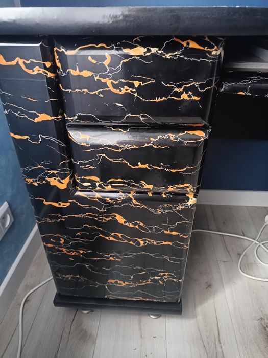 Biurko – oklejone folią dekoracyjną (czarno-pomarańczowy marmur)