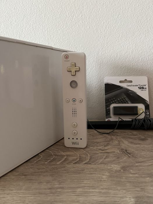 Wii desbloqueada com oferta de pen 128 gb com ate 40 jogos .