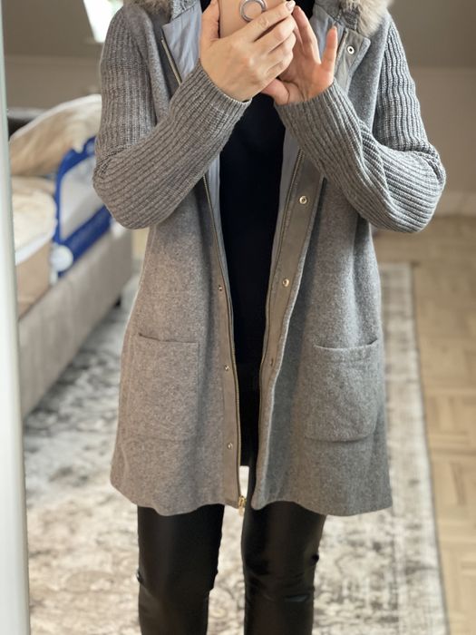 Płaszczyk ze sweterkowymi rękawami Massimo Dutti