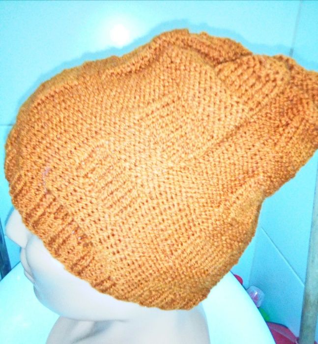 Czapka rękodzieło miodowa ręcznie robiona na drutach