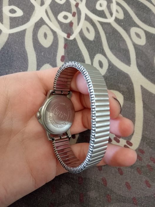 Часы ремешок тянется