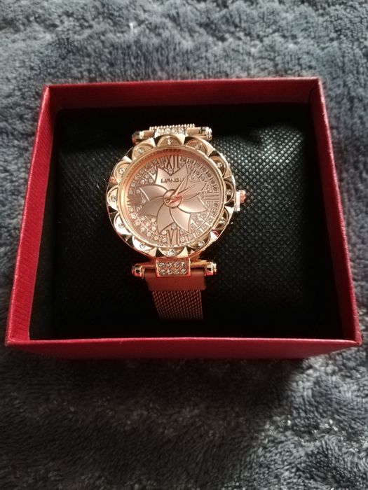 Zegarek damski na pasku magnetycznym różowe złoto