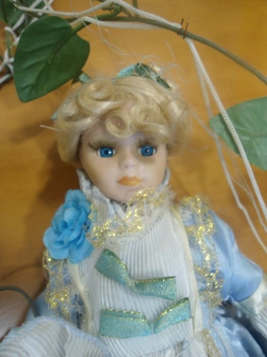 boneca em porcelana antiga , com baloiço