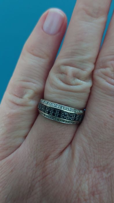 Pierścionek z białego złota z czarnymi i białymi diamentami 0,33 ct