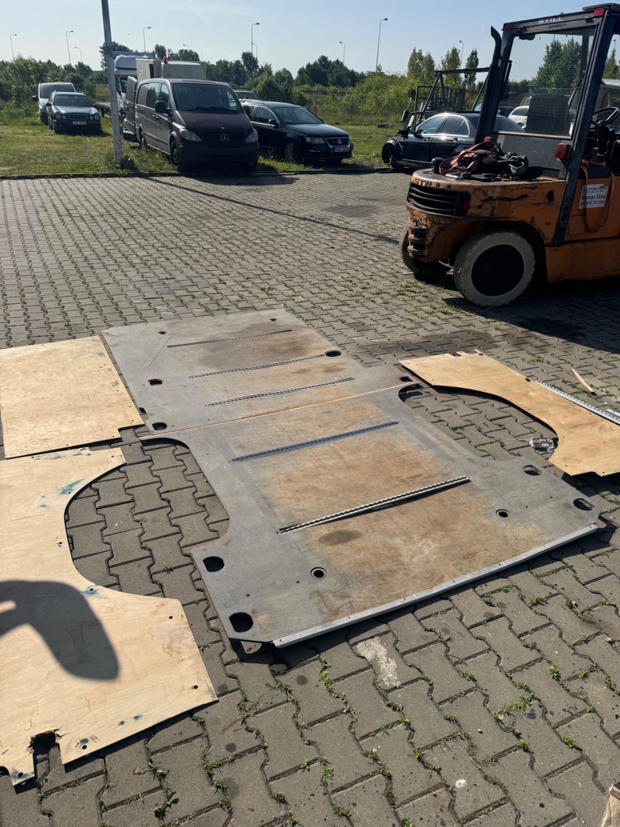 Mercedes sprinter 906  Crafter podłoga średni Boczki
