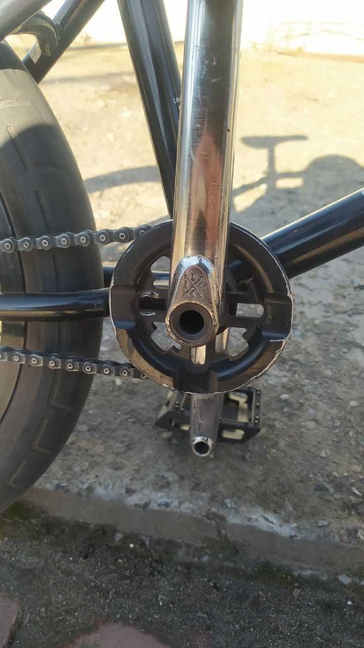 BMX рама, шатуны, колесо и другие детали.