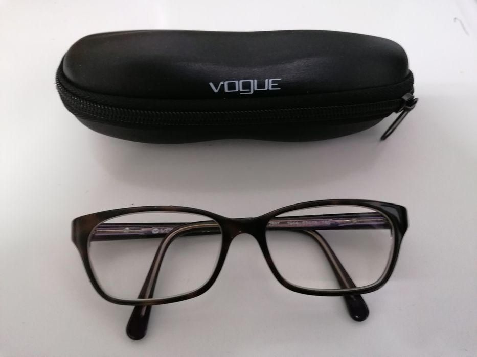 Vendo armação de óculos Vogue, para adulto