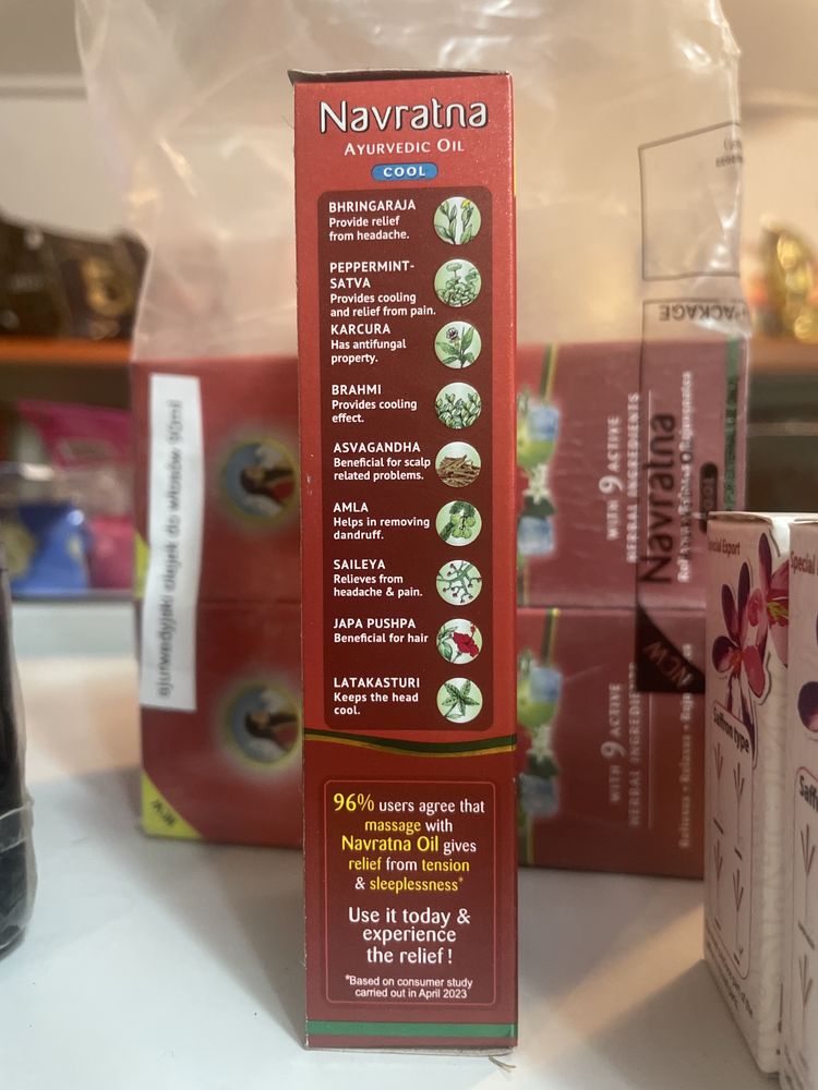 Chłodzący olejek do włosów Navratna 90 ml
