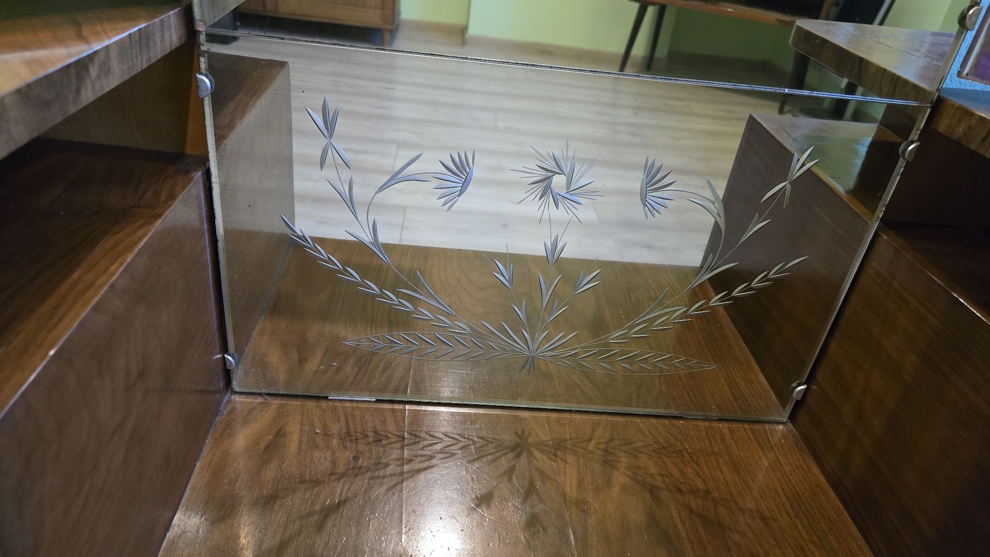 Toaletka z zamykanym, zdobionym lustrem, PRL