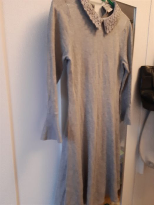 Śliczna szara sweterkowa sukienka z kołnierzykiem