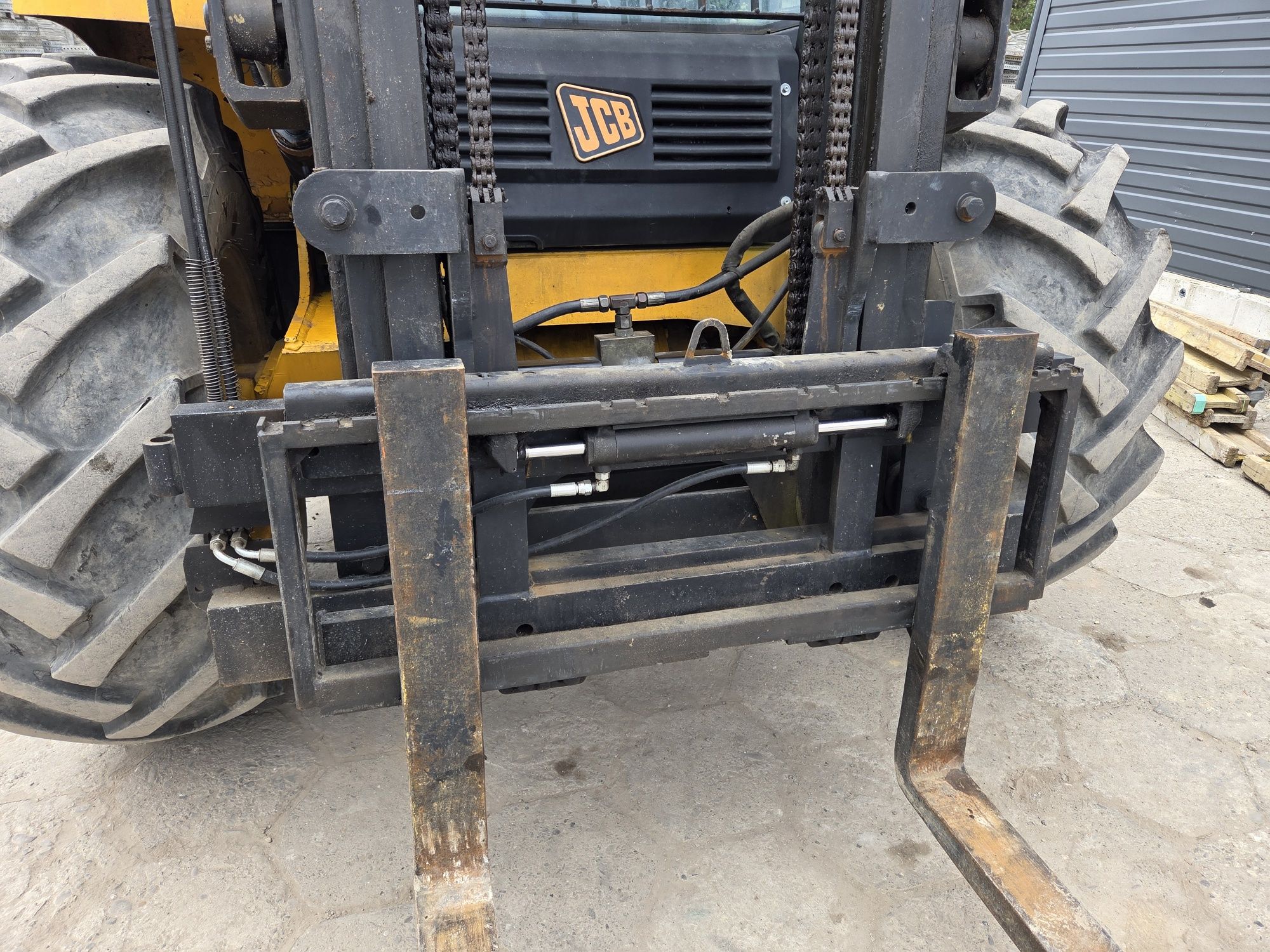 Wozek widłowy triplex 2.6t terenowy 4x4 blokada mostu JCB 926  ideał