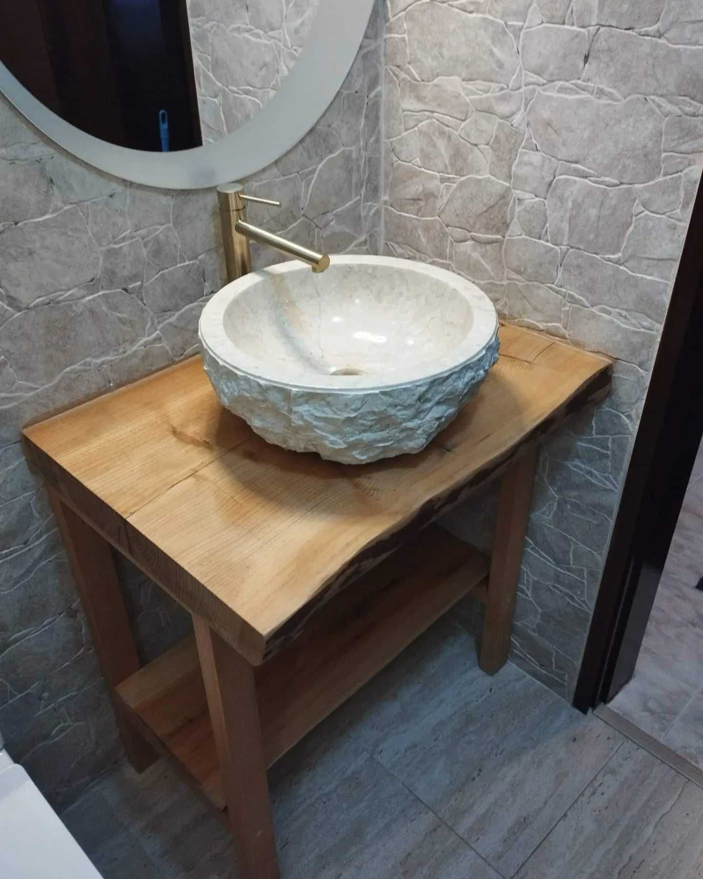 Wooden countertop for bathroom.Bancada de madeira para casa de banho.