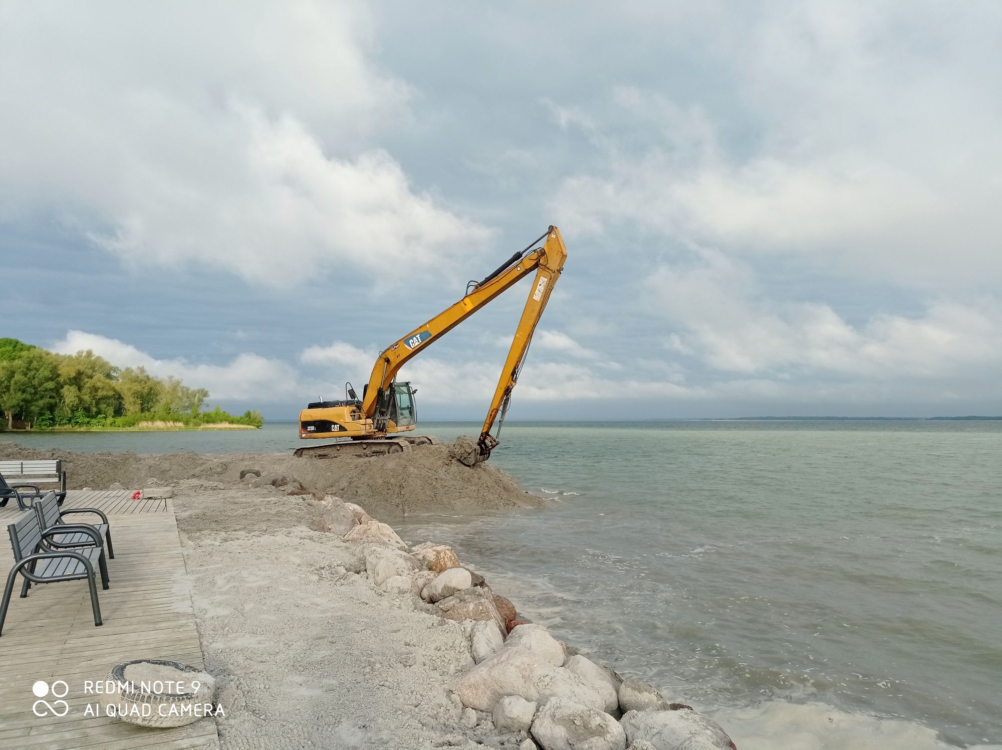 Roboty ziemne kopanie zbiorników retencyjnych stawów staw wykopy plaże