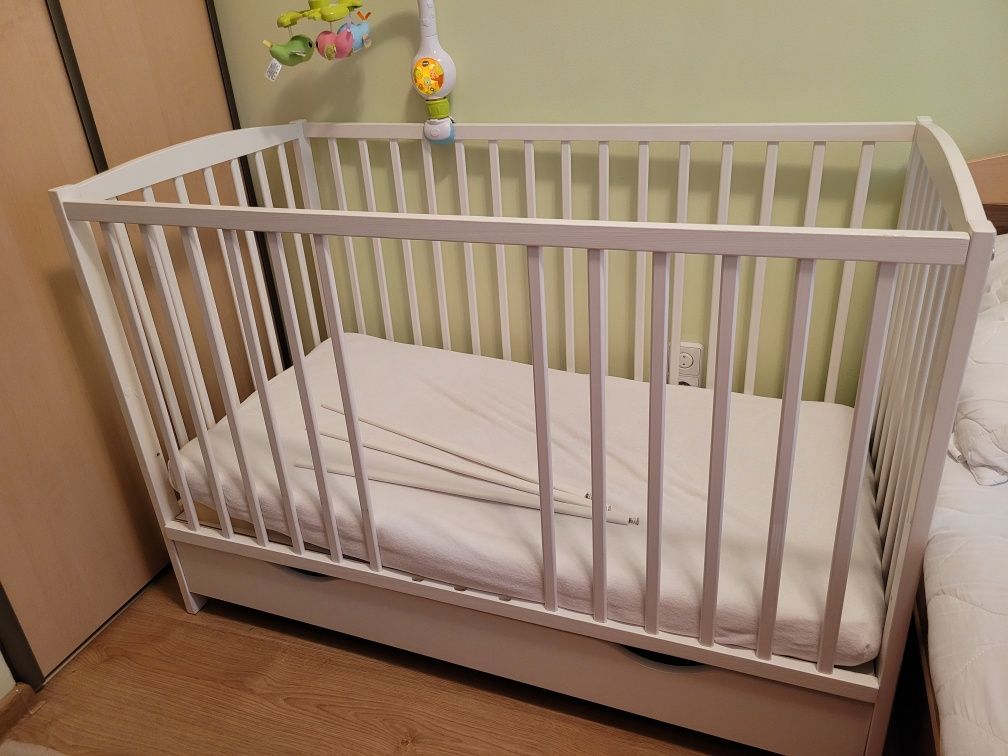 Łóżeczko sosnowe z szufladą kolor biały plus materac