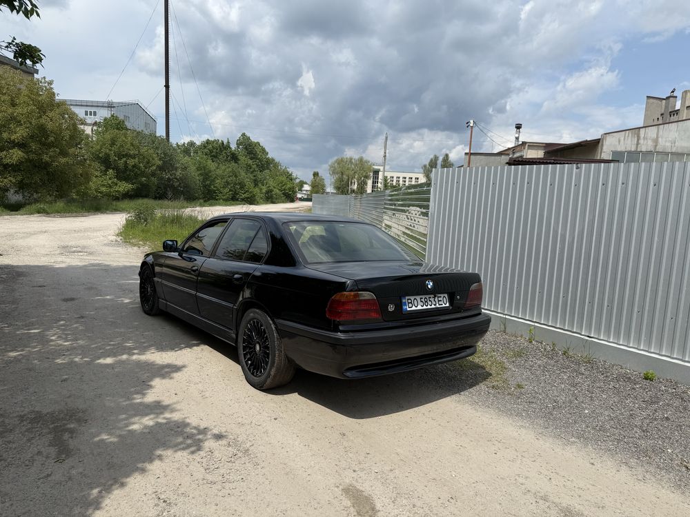 BMW 7 e38 Чорна газ бензин