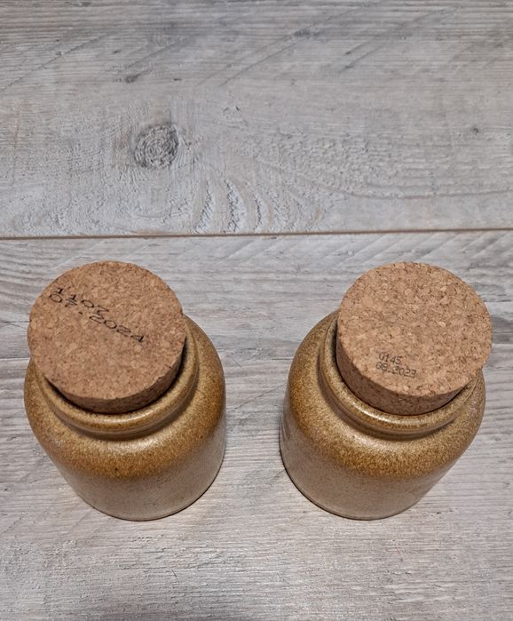 2 ceramiczne pojemniki z korkami