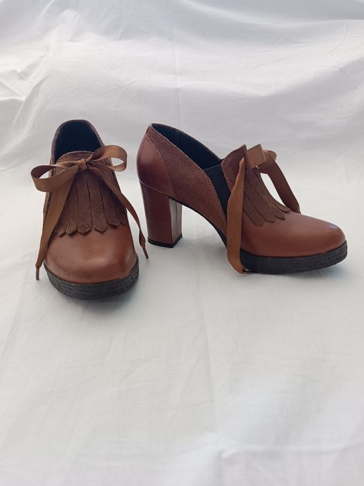 Sapato em pele castanho/camel