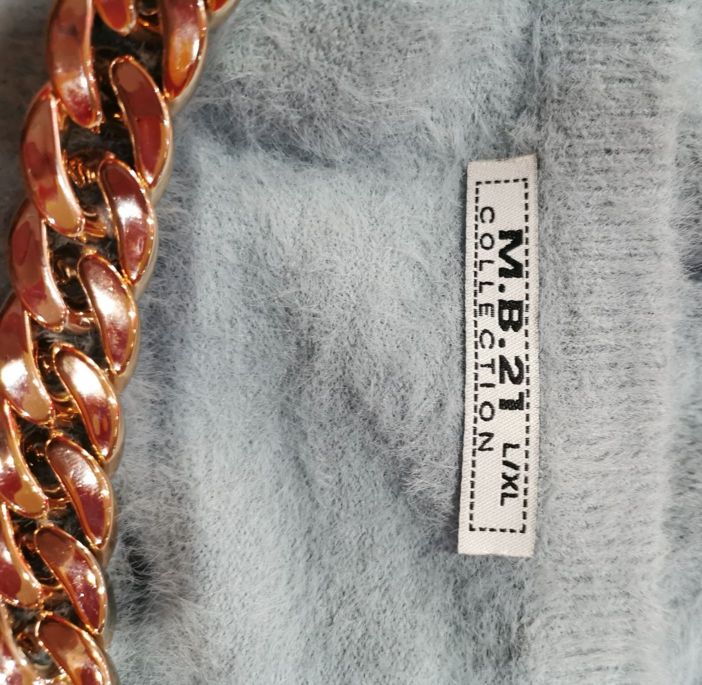 Sweterek sweter Alpaka dekold zdobiony złotym łańcuszkiem