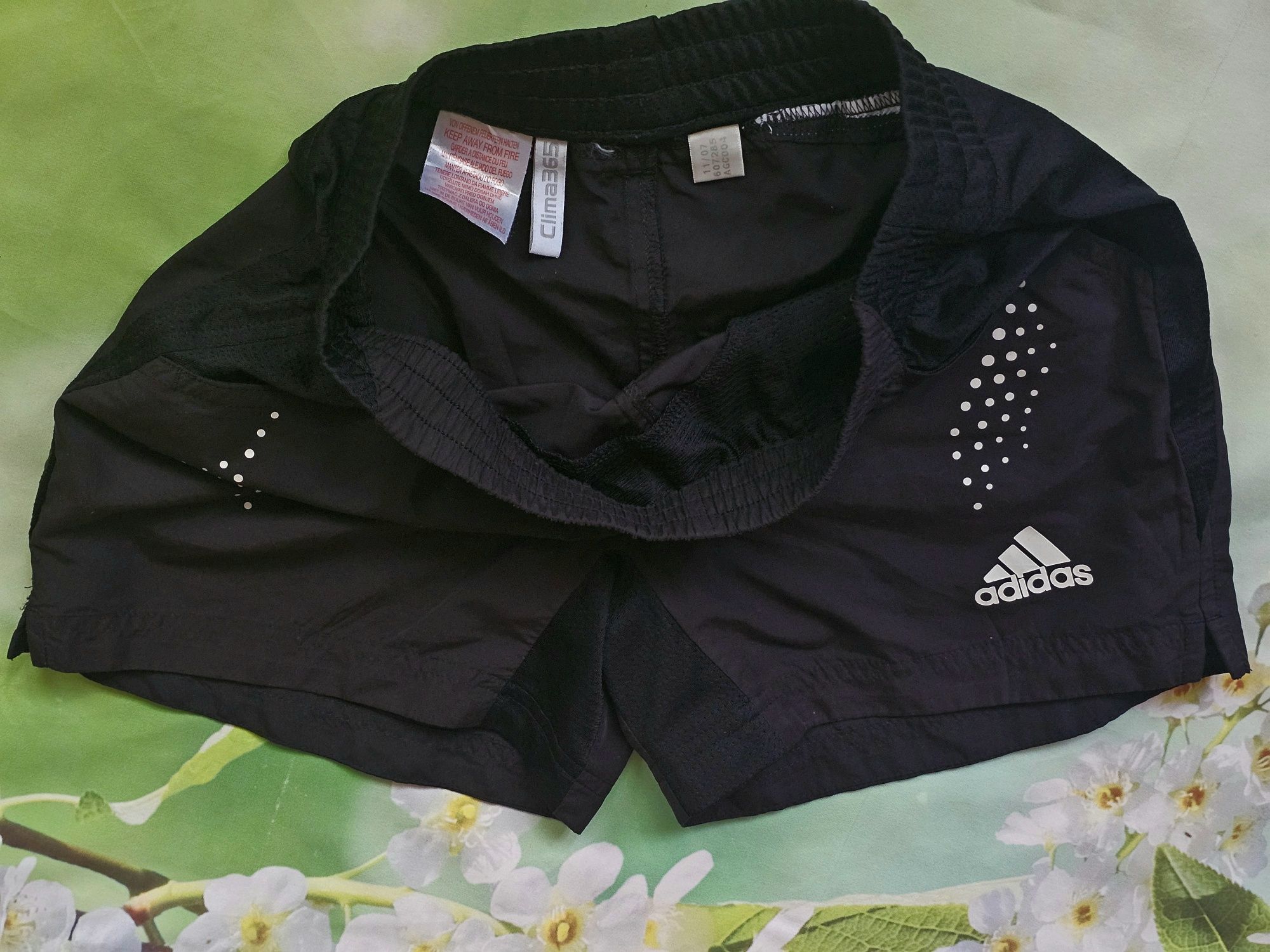 Продам стильные женские шорты Adidas