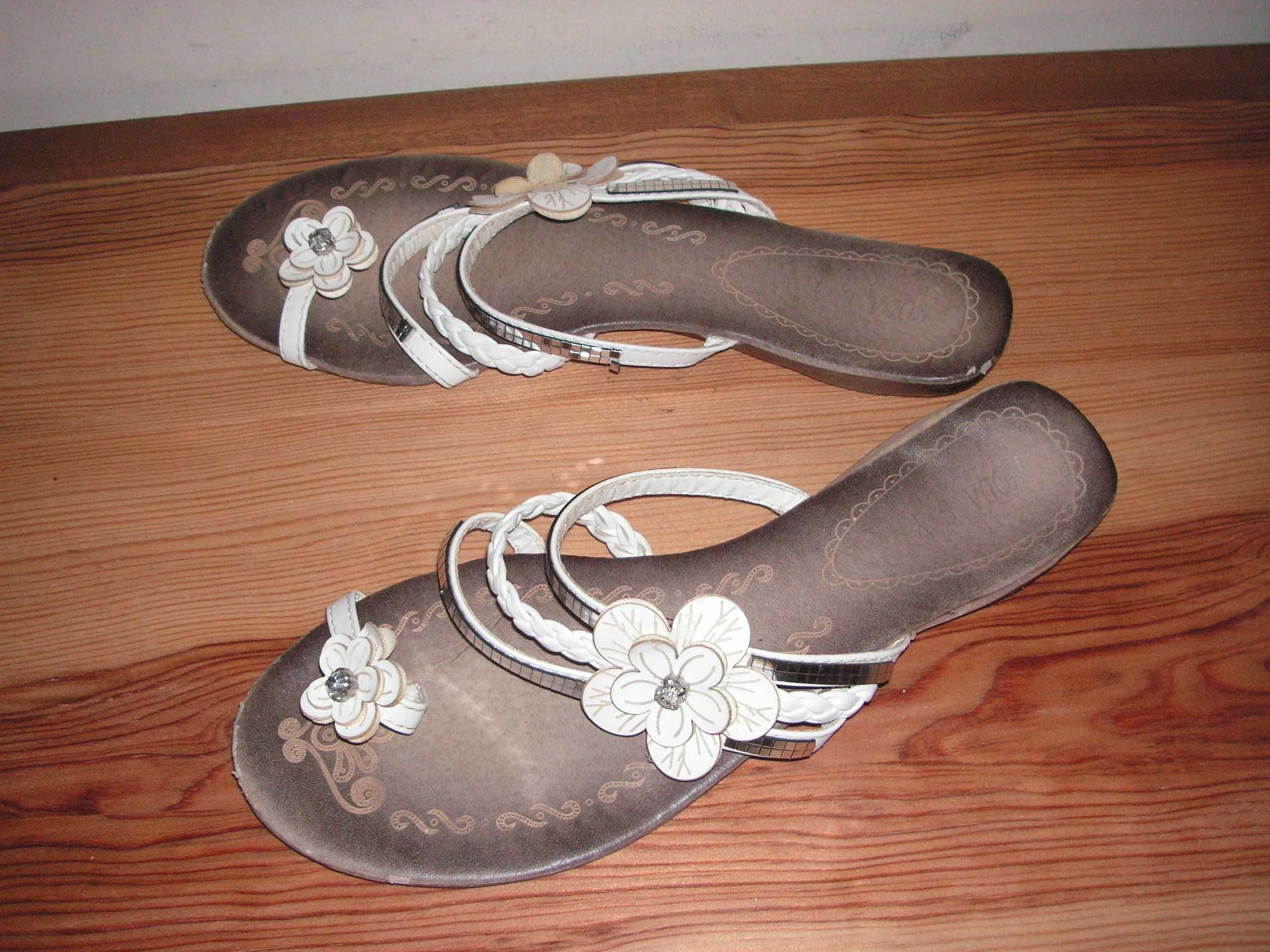 Sandálias / Chinelas Branco e Prateado