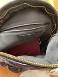 Mochila preta com texturas