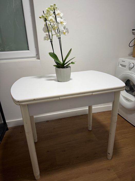 Mesa extensiva Ikea e placa com gabinete