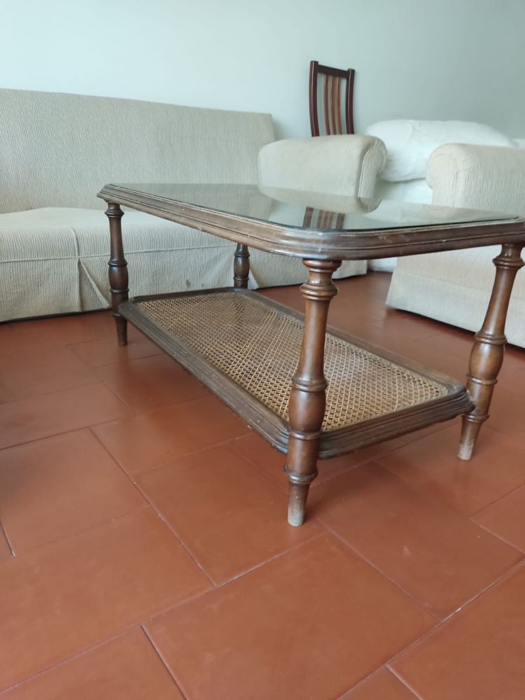 Mesa de centro em vidro com madeira