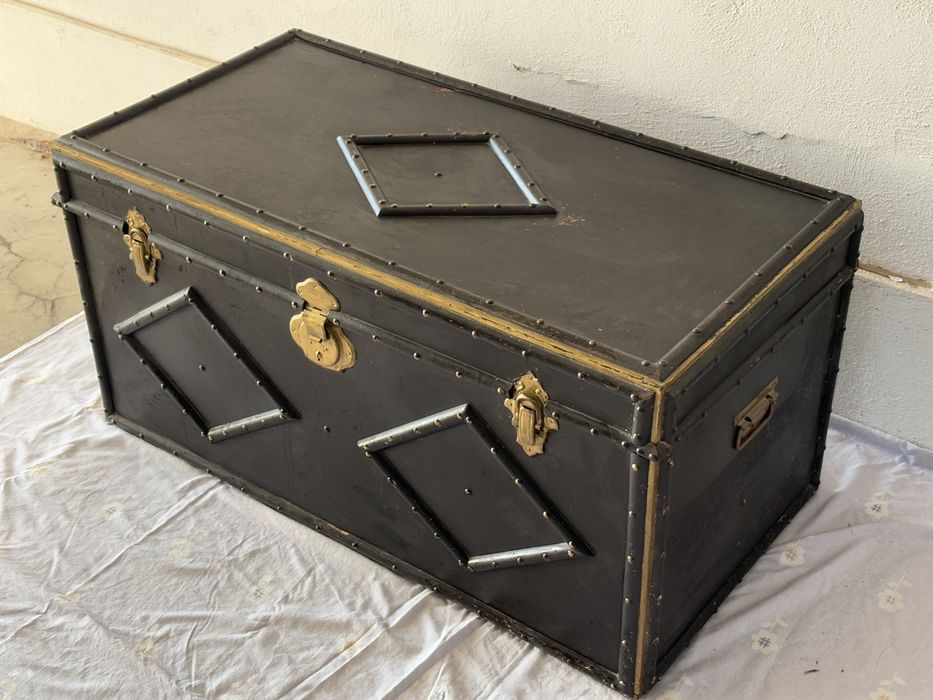 Bau antigo 100 anos aproximadamente grande