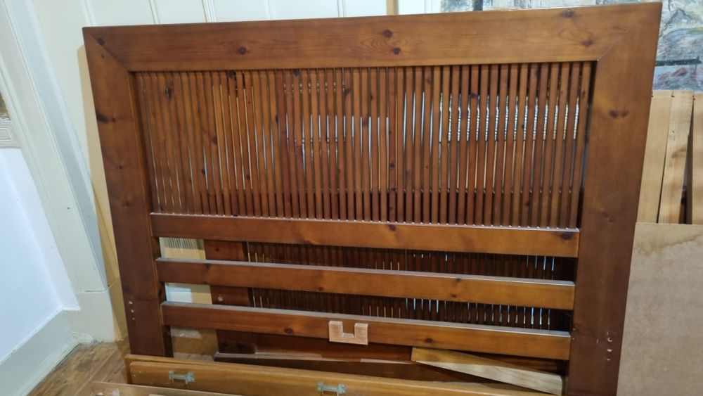 Cama em madeira com colchão quase nova