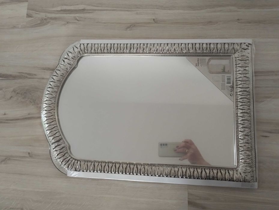 Nowe lustro w ażurowej ramie