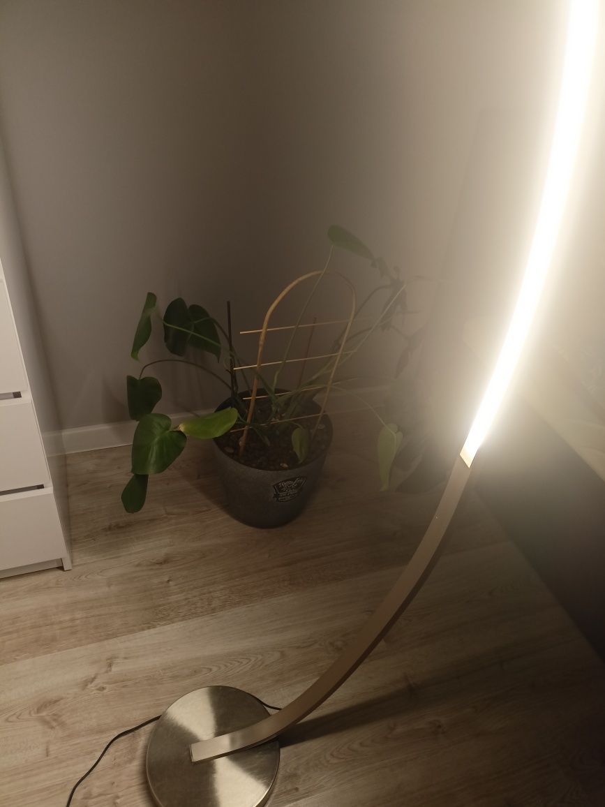 Lampa podłogowa ledowa