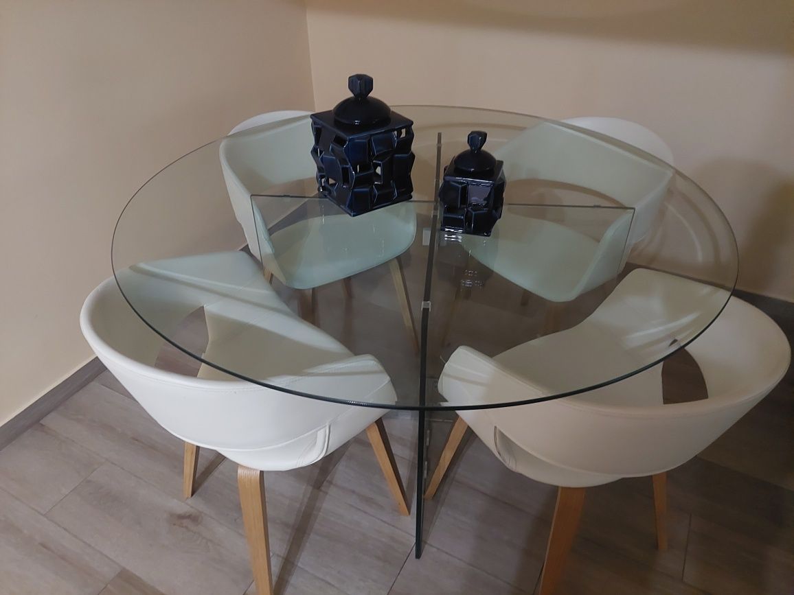 Mesa de vidro e 4 cadeiras