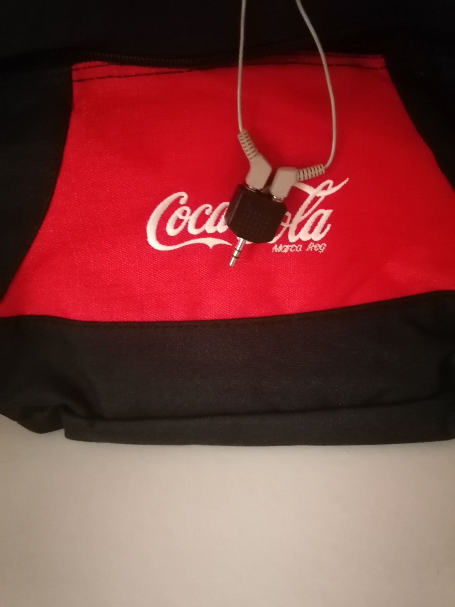 Mochila com colunas com publicidade da Coca-Cola