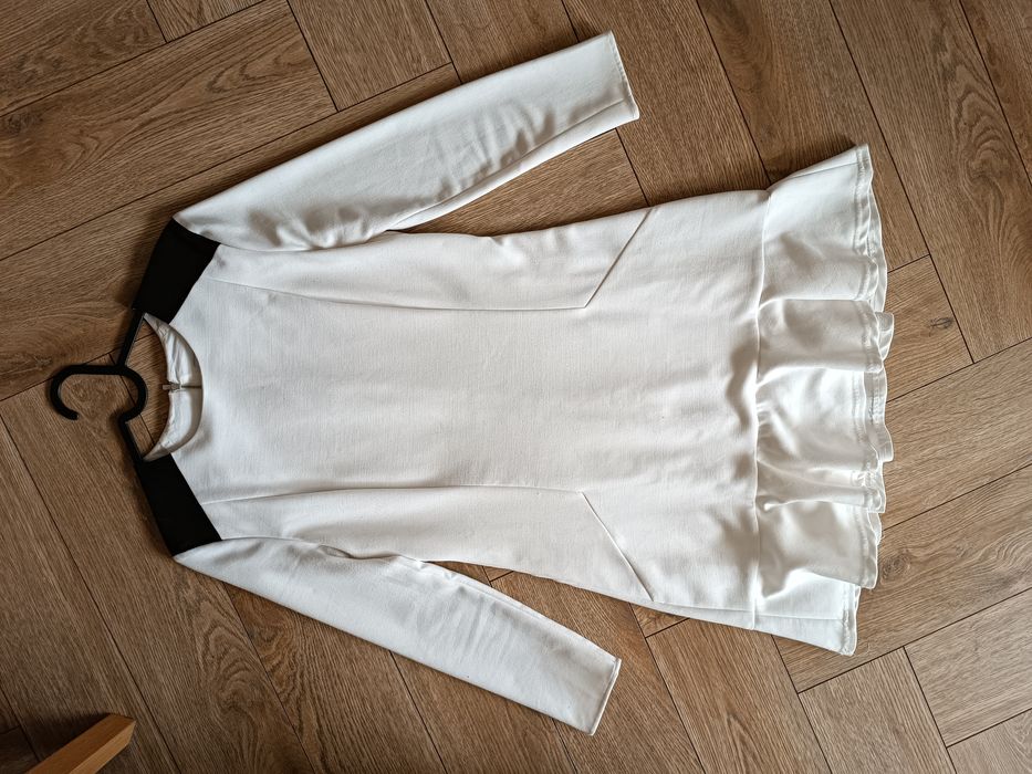 Elegancka biała sukienka damska Sandro ze skórzanymi elementami