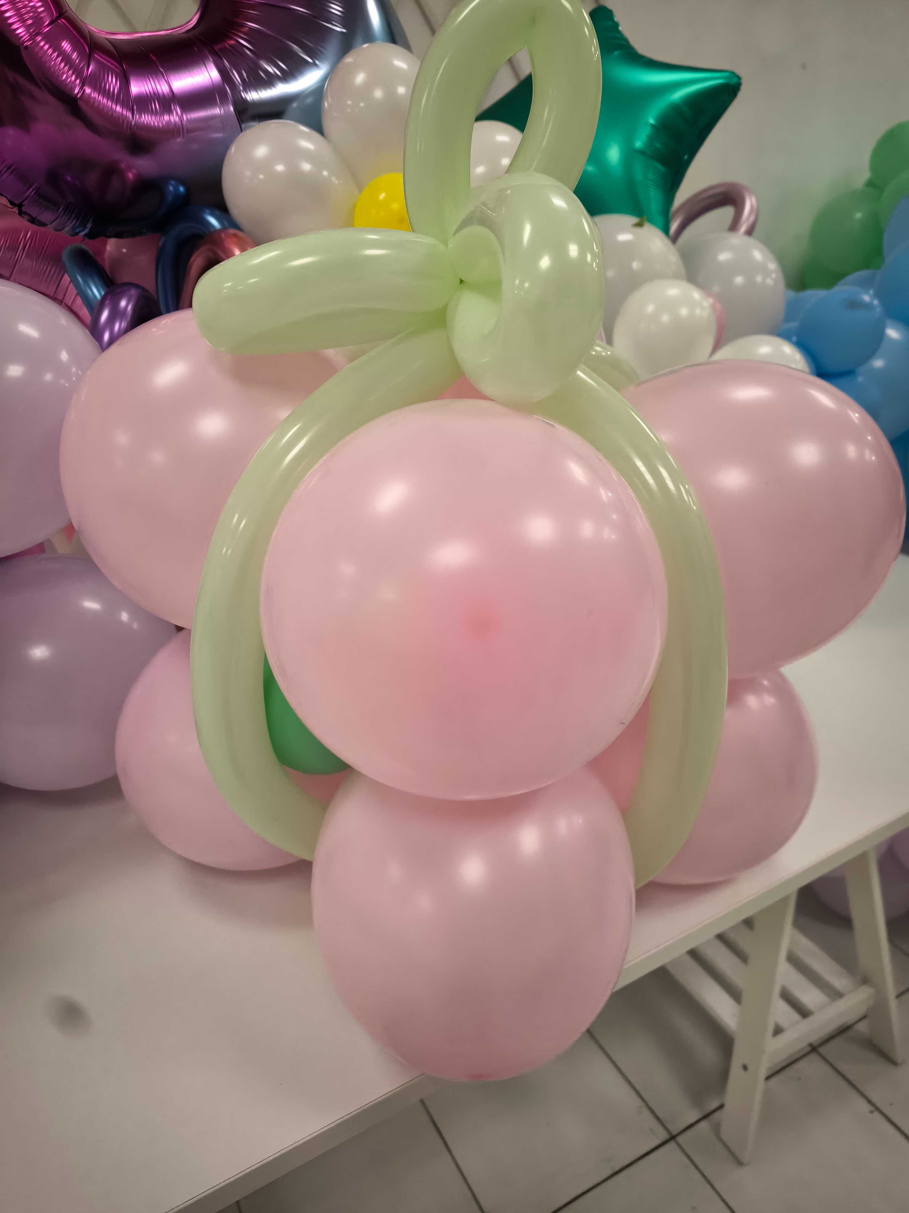 Balões coloridos com flores enchidos em molhos