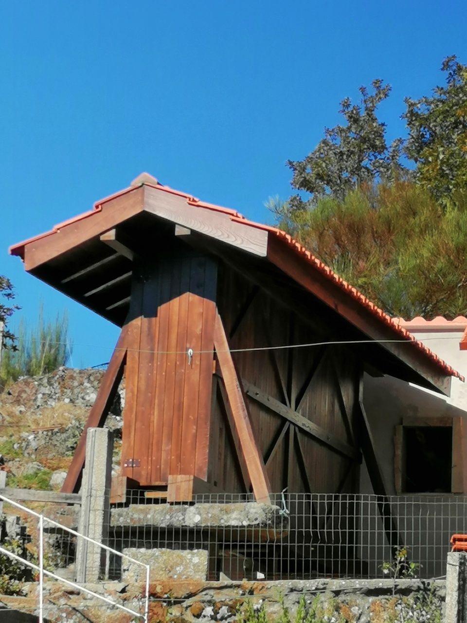 Requalificação/construção de raiz canastros/espigueiros em madeira