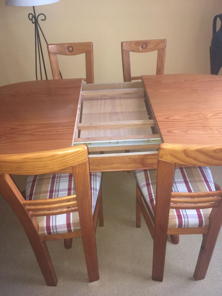 Mesa de jantar em pinho mel maciço + 4 cadeiras com assento estofado