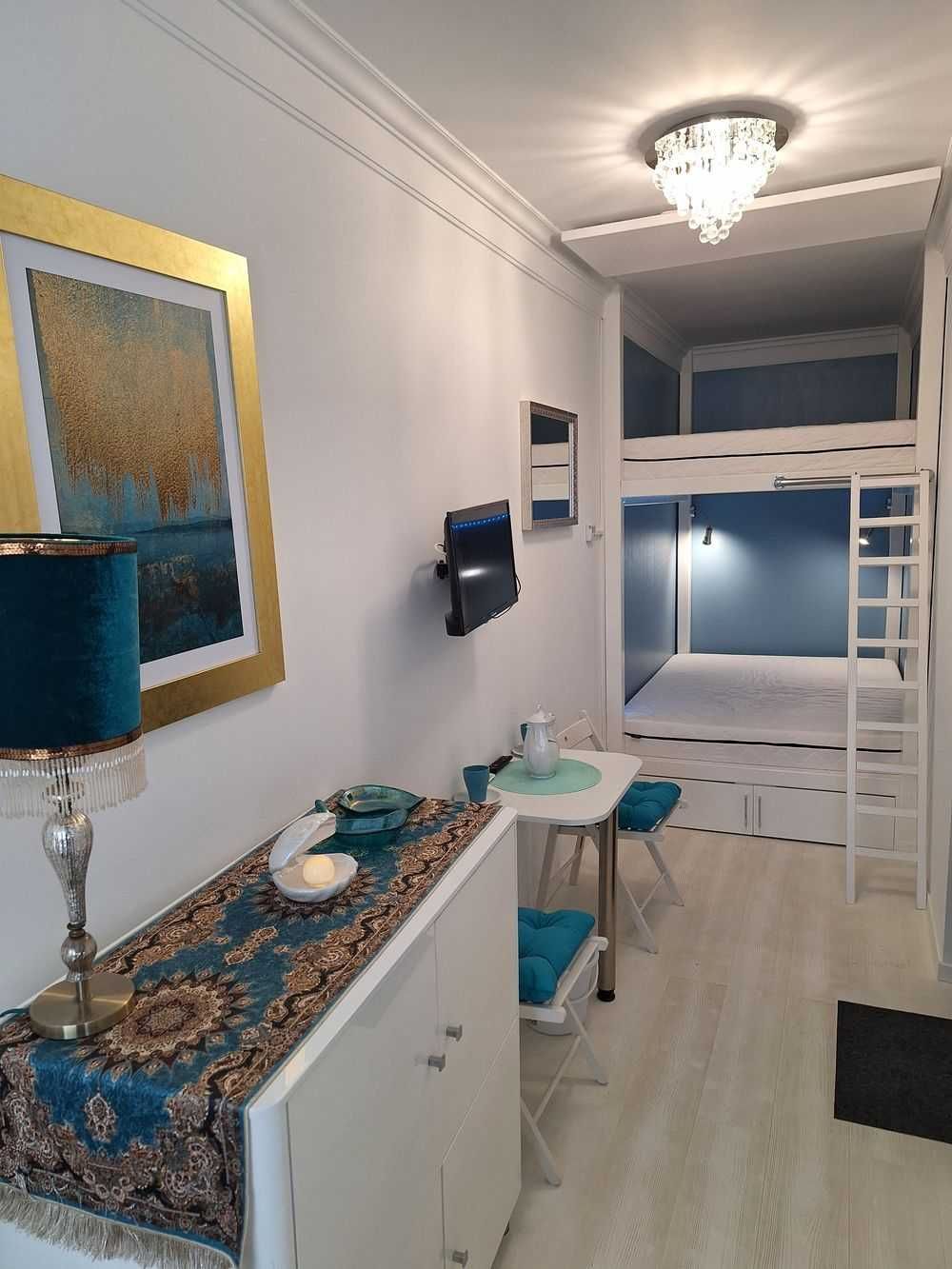 Mały przytulny apartament z widokiem na morze. B. dobra lokalizacja.