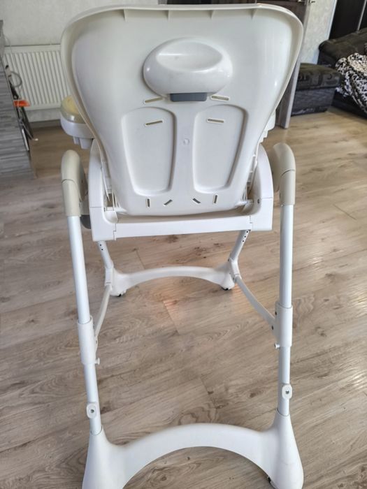 Дитячій стілець для годування