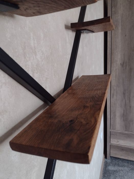 Półka ścienna metalowa w stylu loft na książki ozdobyz profila zamknię